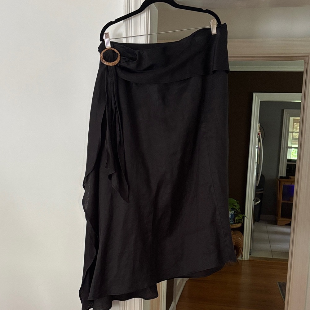 Debbie Shuchat Chic Black Midi Skirt with Buckle Detail